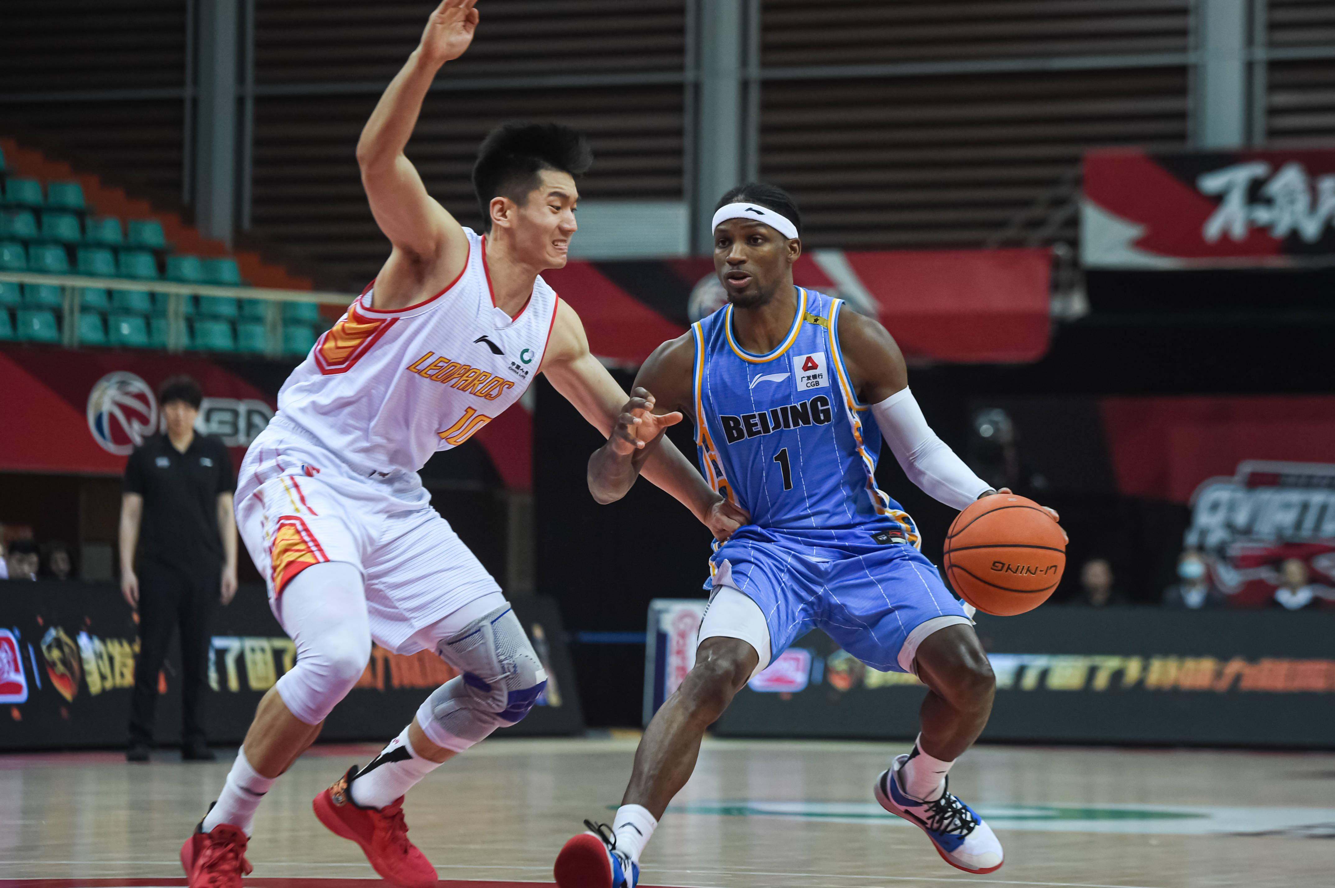 利让两人站 利让两人站